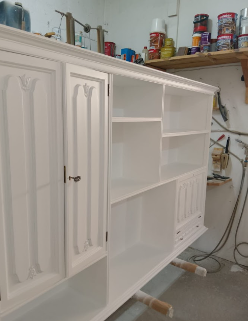 Mueble de madera lacado en blanco