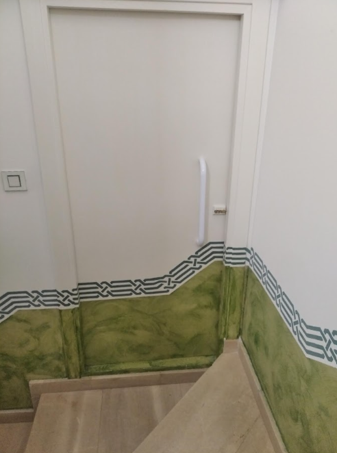 Decoración mural con cenefa geométrica en escalera